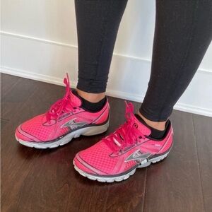 BROOKS PINK ATHLETIC SNEAKERS
